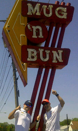 Kanaan and Barrichello Visit Mug-N-Bun