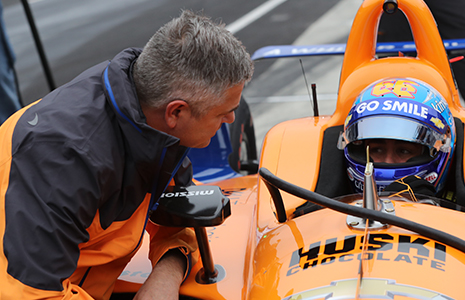 Gil de Ferran talks with Fernando Alonso