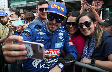 Alonso takes selfie