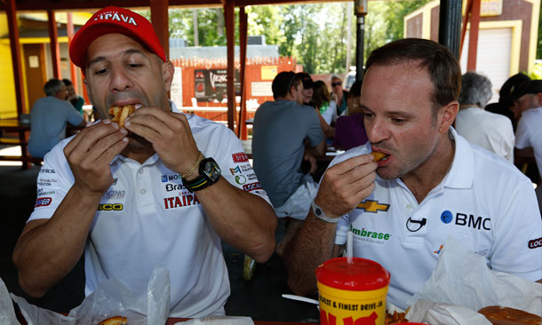 Kanaan and Barrichello visit Mug-N-Bun