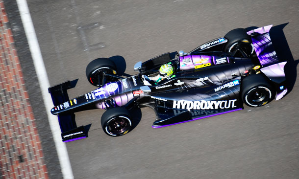 Kanaan crosses the Yard Of Bricks