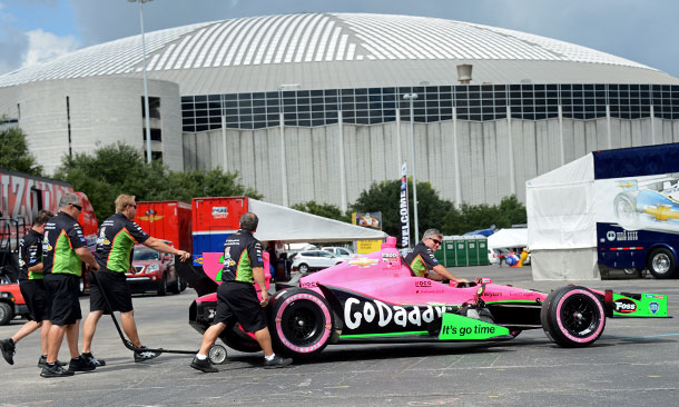 Andretti Autosport wheels out the car of James Hinchcliffe
