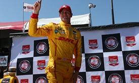 Thumbnail for Hunter-Reay comes through on final lap