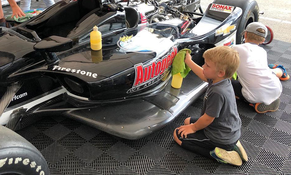 Ed Carpenter kids cleaning race car