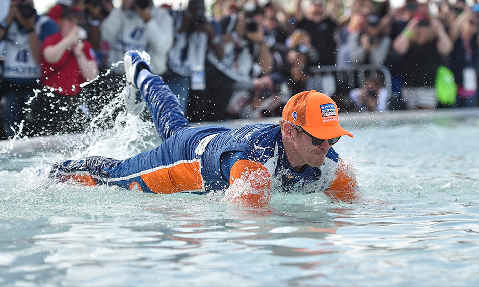Scott Dixon dives into Scott Fountain Detroit