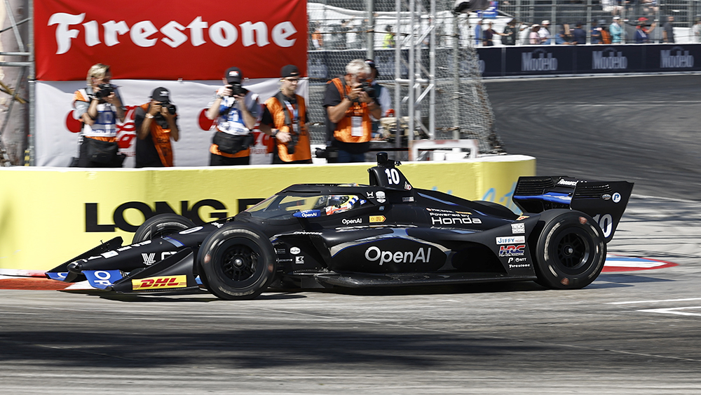 Alex Palou continua a dettare legge in IndyCar. Lo spagnolo di Chip Ganassi  ha conquistato anche il GP di Long Beach, centrando la terza vittoria stagionale e riportandosi al comando della classifica generale dopo cinque round. Per il tre volte campione si tratta anche del primo successo in carriera sulle iconiche strade californiane. Secondo chiude Rosenqvist seguito da Dixon.