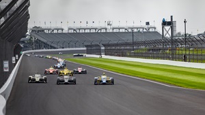 Indianapolis 500 practice traffic